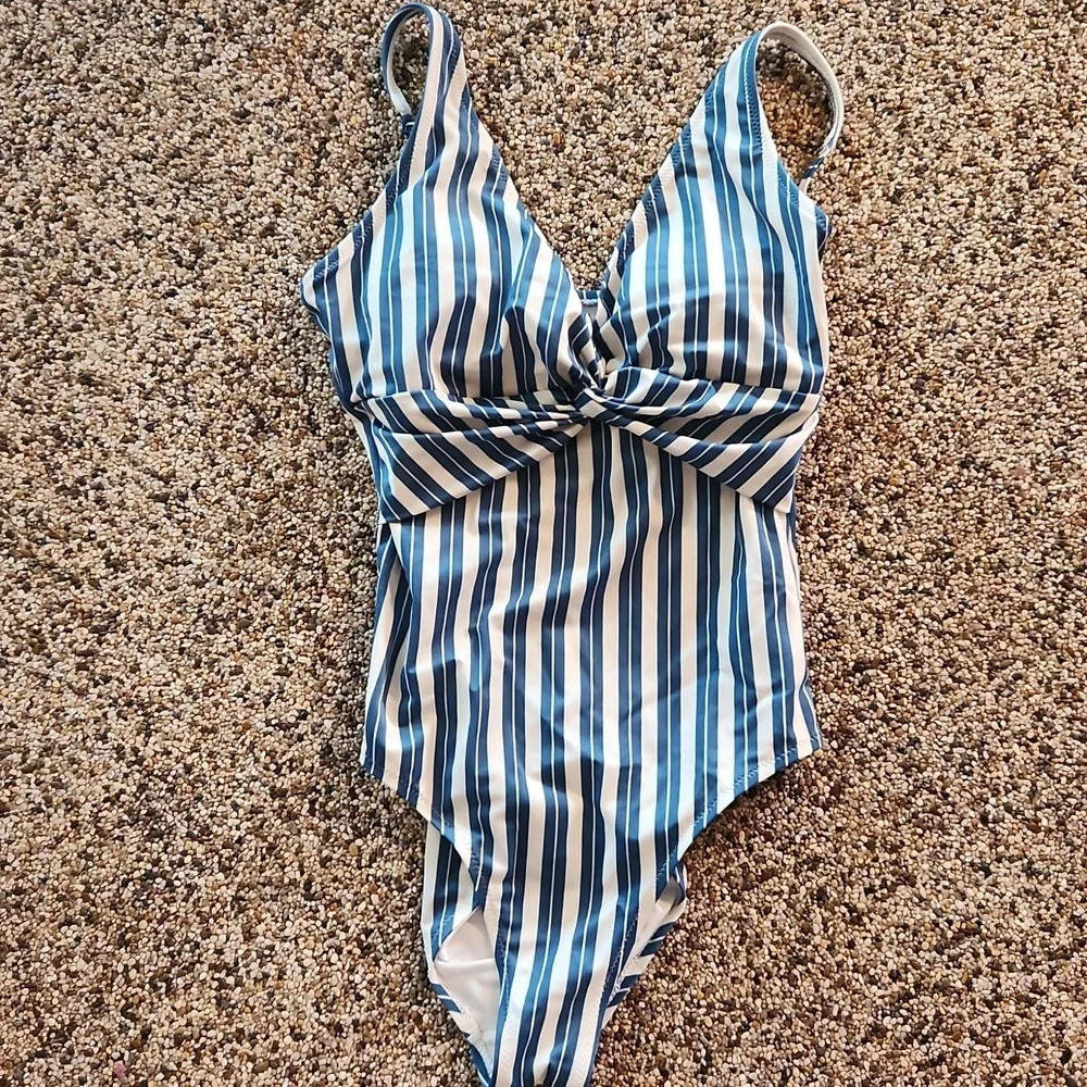 Old Navy Twist front one piece swimsuit, size medium‎
